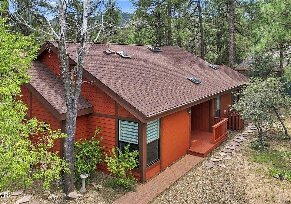 1st image of 1921 Pine Tree Dr