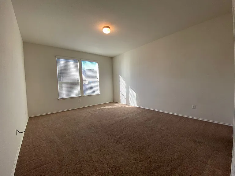 408 E Vega Ln — Photo 7