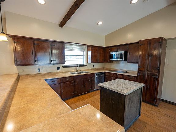 3rd image of 808 Laurence Dr
