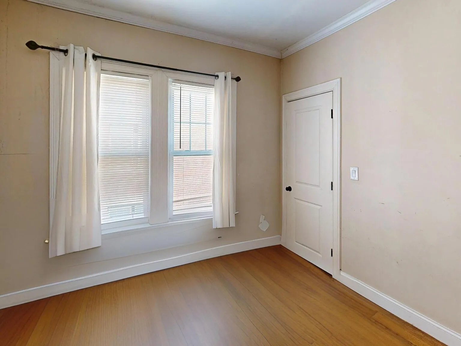 3 bed, 1000 sqft, $3,700 — Photo 3
