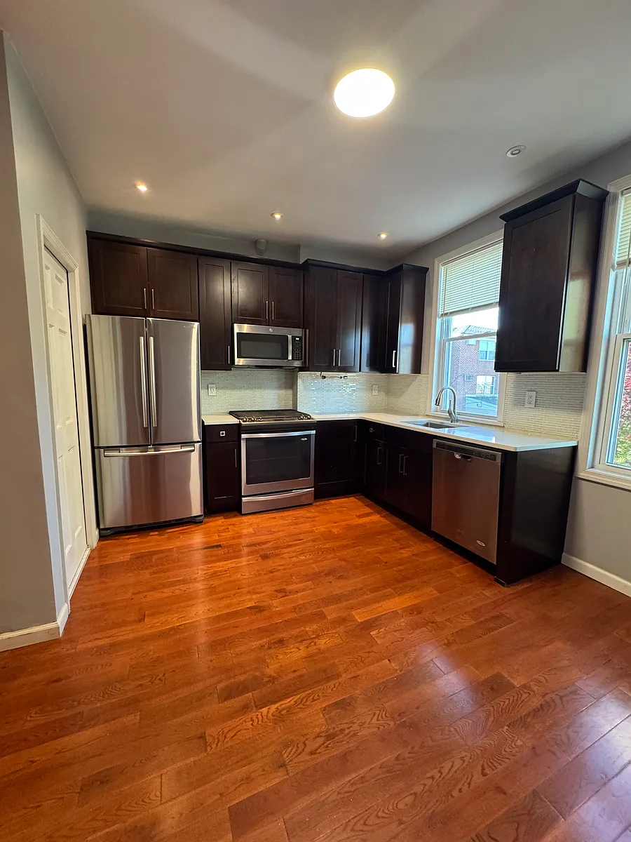 Building Photo - 307 Henry St #2