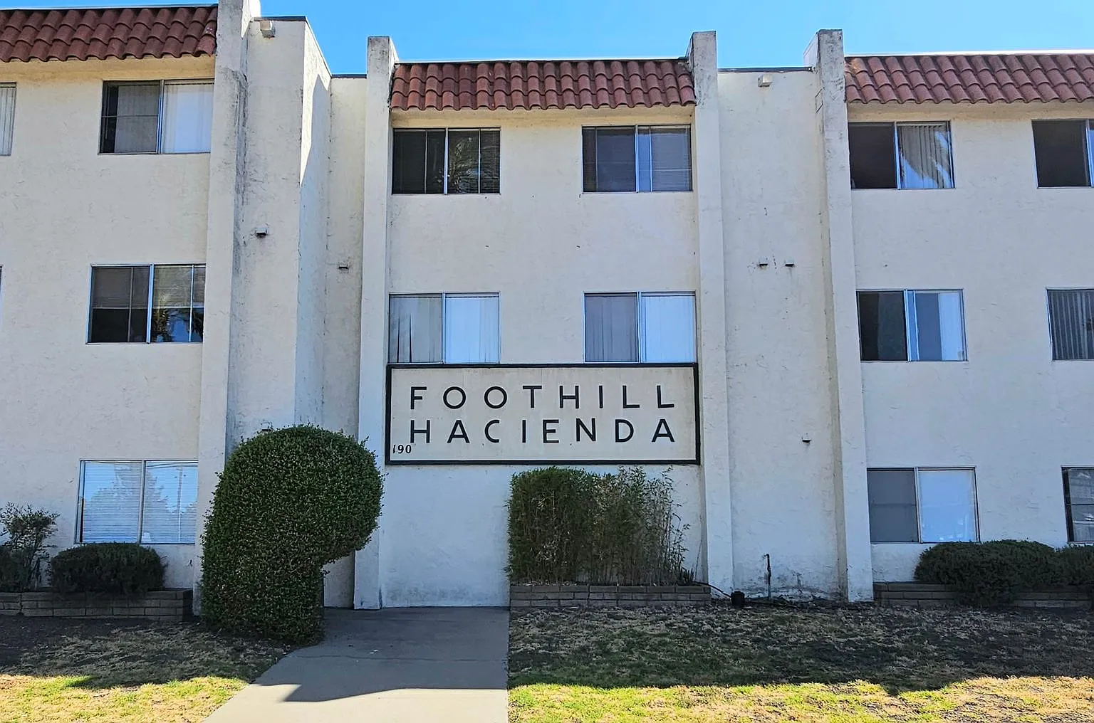 0020 190 California Blv — Photo 3
