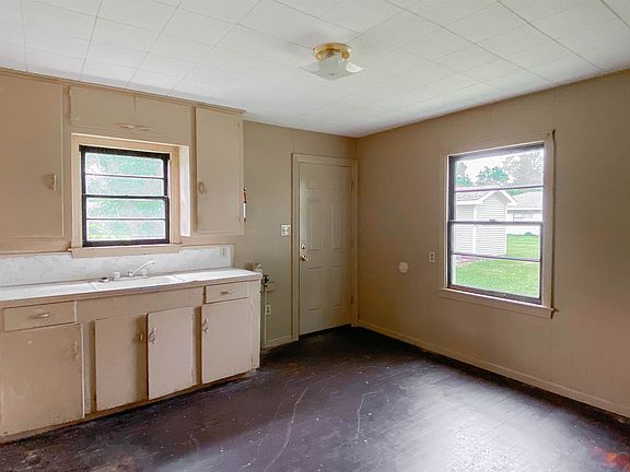 5th image of 213 Landry St