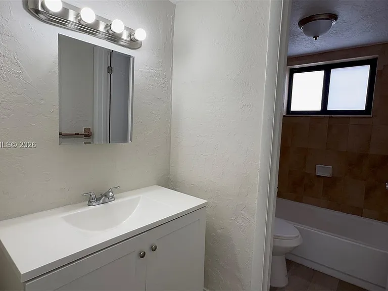 805 W 30th St #10 — Photo 16