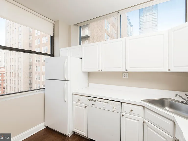 220-2 S 16th St #1002 — Photo 13