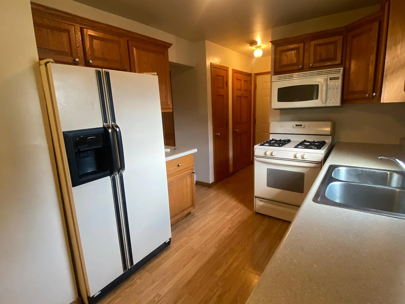 5 bed, 2.5 bath, 1600 sqft, $2,300 — Photo 3