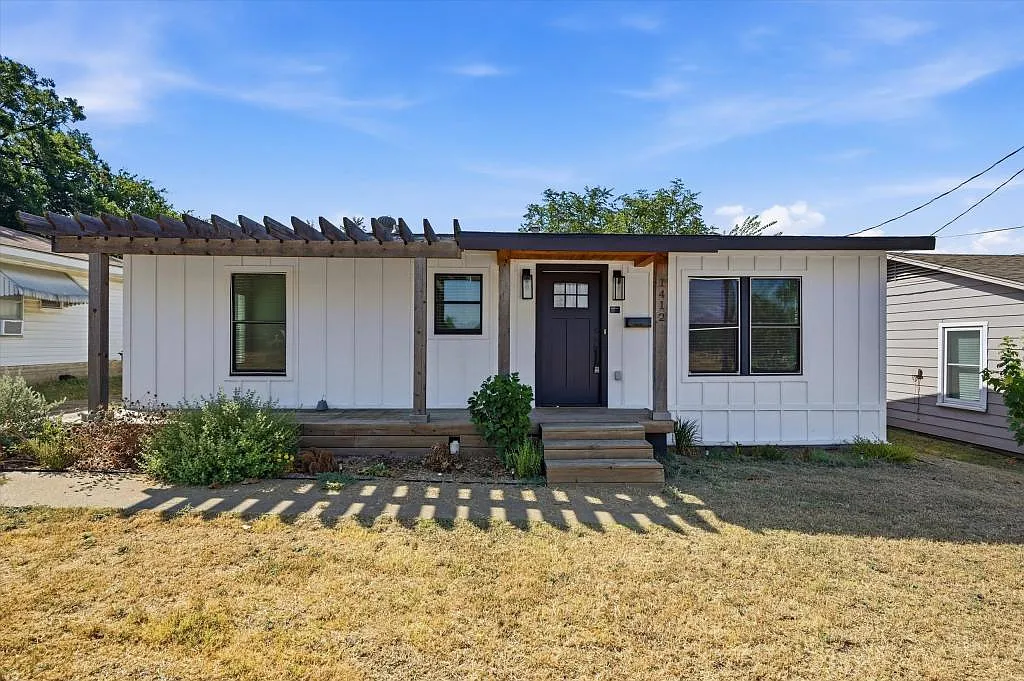 1412 E King St — Photo 1