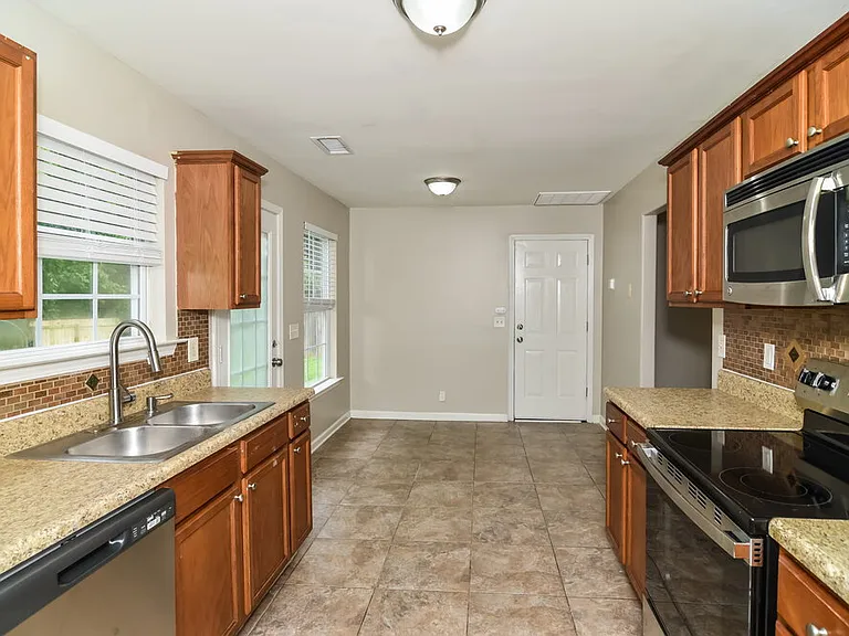 145 Lyndhurst Dr — Photo 8