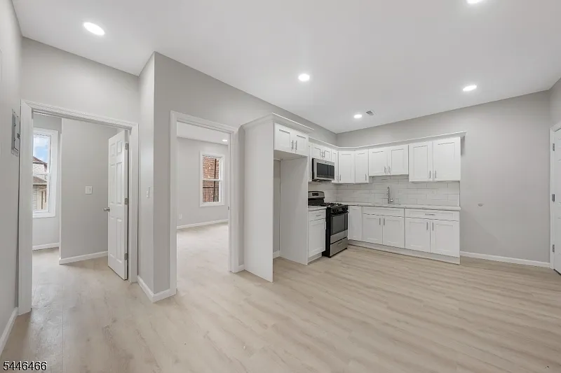 3 bed, 1.0 bath, $2,500 — Photo 3