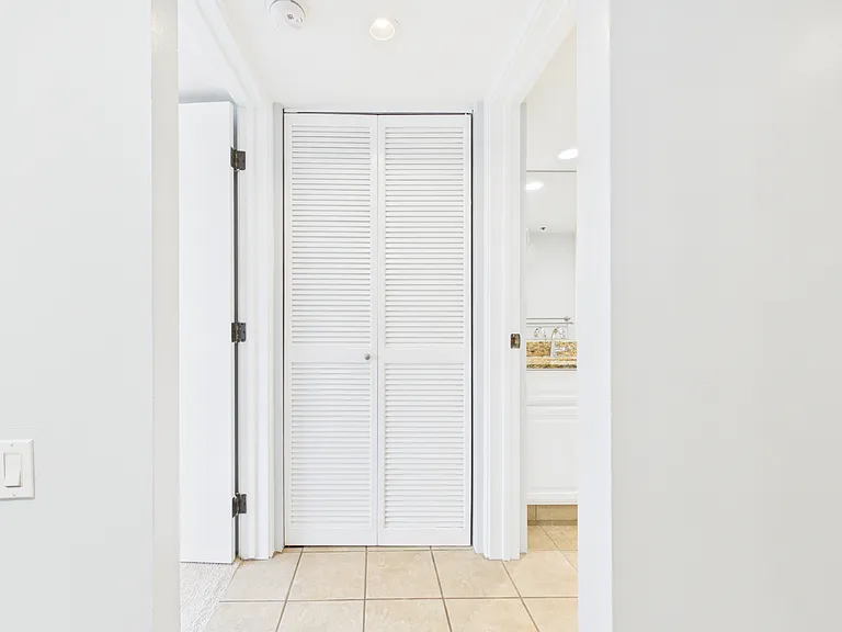 2101 Nuuanu Ave #I1806 — Photo 2