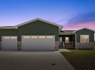 3732 Broomfield Dr, Cedar Falls, IA 50613