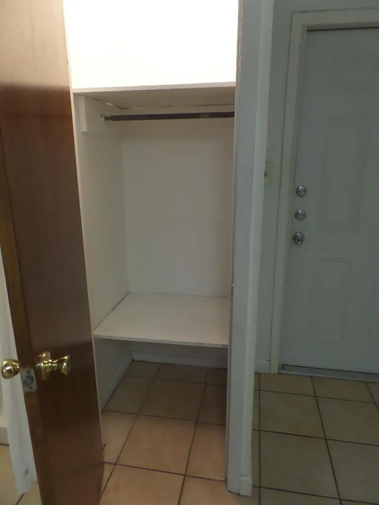 727 W Avenue D — Photo 3