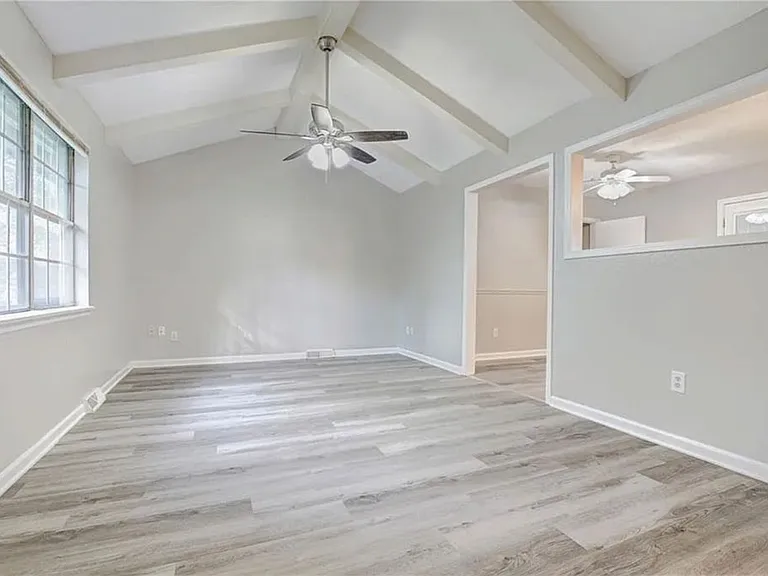 408 NE Lakeview Dr — Photo 4