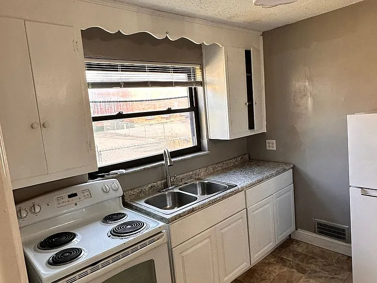 3411 Daytona Ave #2 — Photo 6