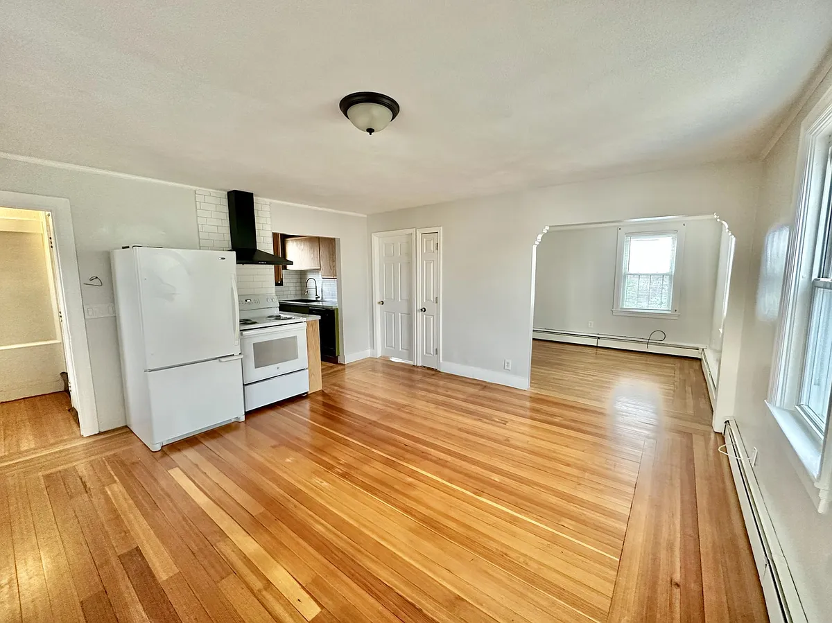 Building Photo - 71 Commodore St #2