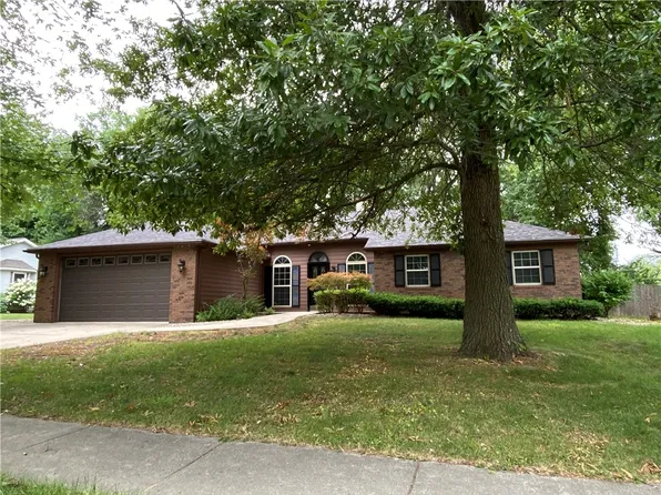 812 Tanglewood Dr, Charleston, IL 61920