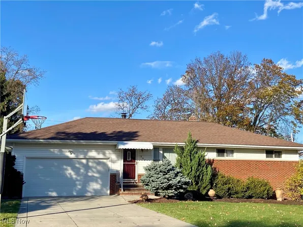 567 Starlight Dr, Seven Hills, OH 44131
