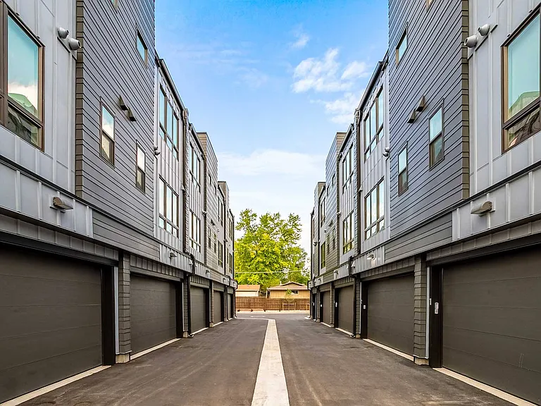 University Hills Townhomes — Photo 32