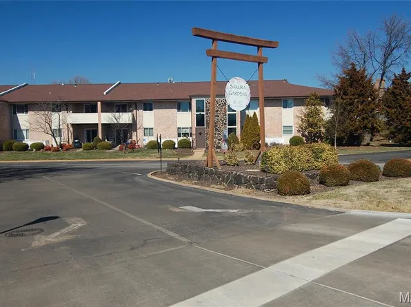 10041 Sakura Dr, Saint Louis, MO 63128