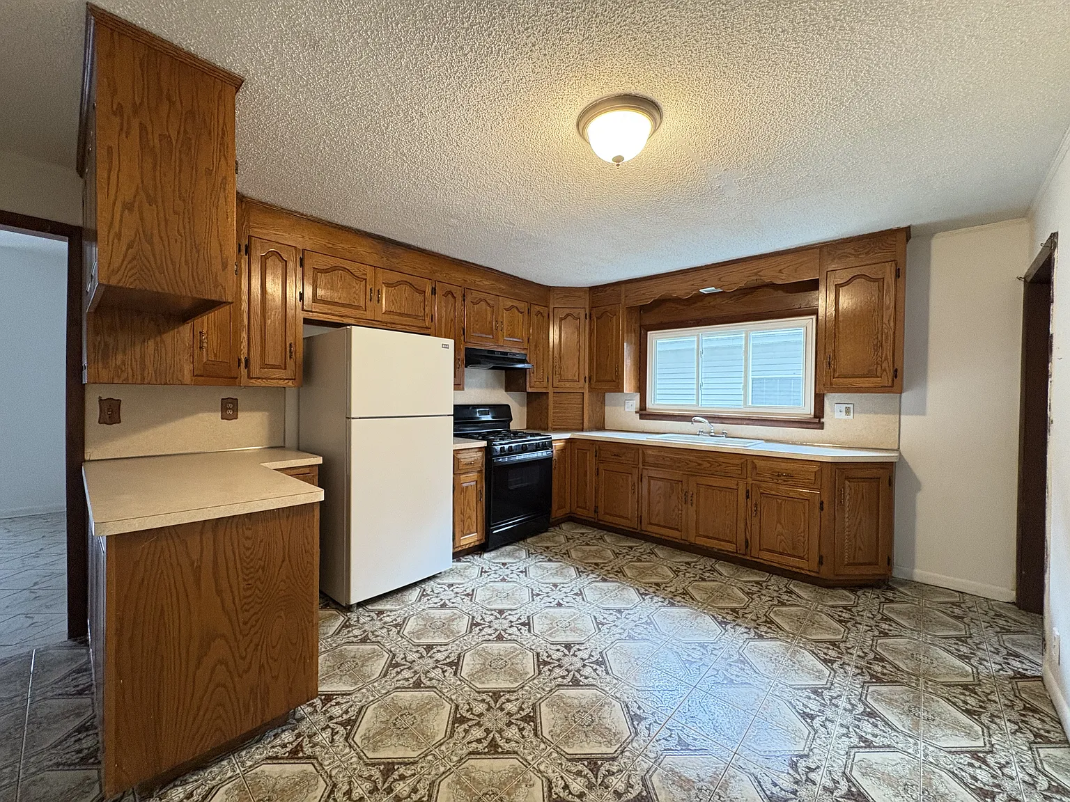 3 bed, 1300 sqft, $1,950 — Photo 3