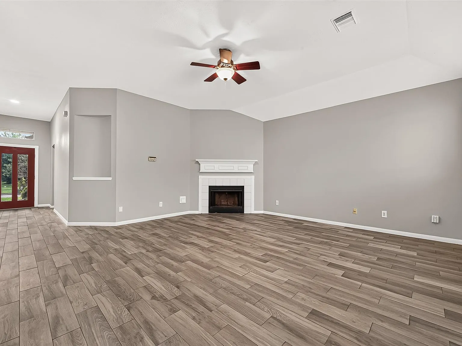 3 bed, 2.0 bath, 1932 sqft, $2,300 — Photo 4