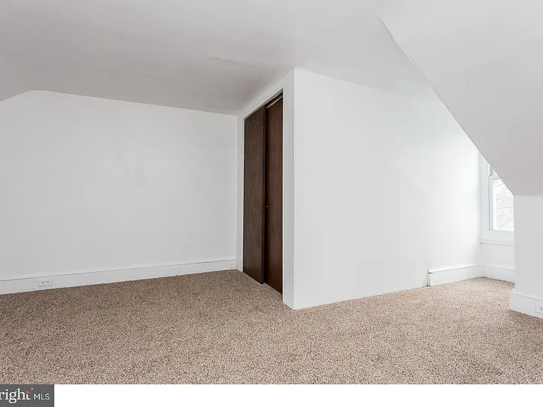 849 Queen St — Photo 9
