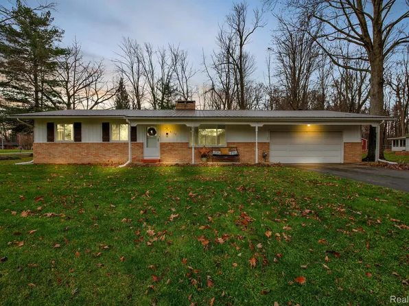 6136 Brookwood Dr, Burton, MI 48509