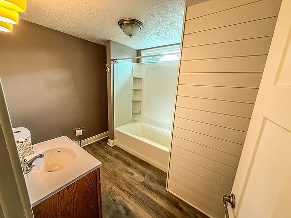 5th image of 1040 Burkhardt Ave