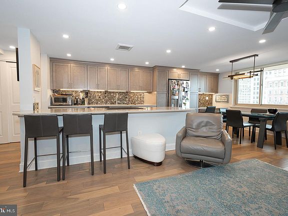2nd image of 1919 Chestnut St APT 1018