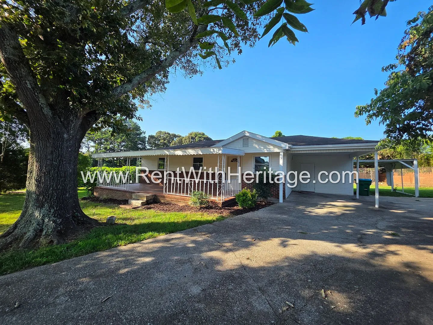 Grandpa's Bungalow /Open Floorplan / 3bd / 1 Bath / Huge Welcoming Front Porch/ Great Location — Photo 4