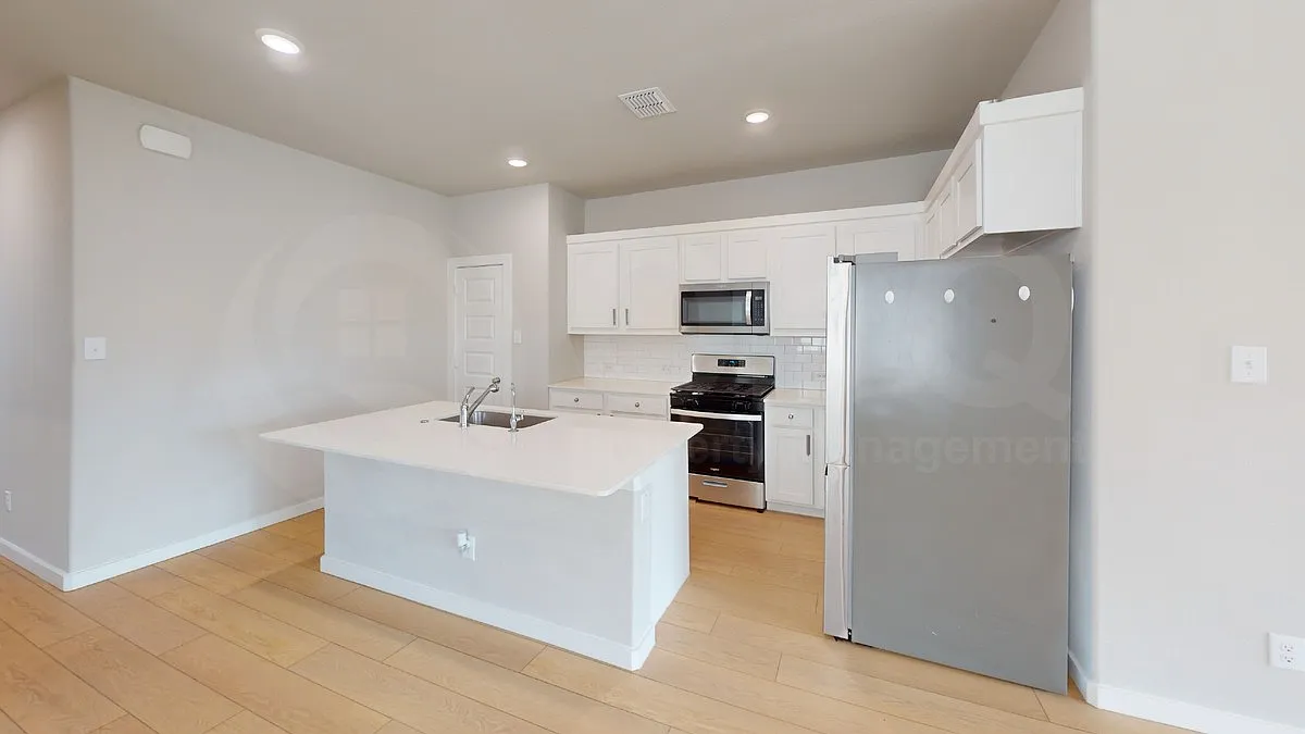 4 bed, 3.5 bath, 2547 sqft, $2,500 — Photo 4
