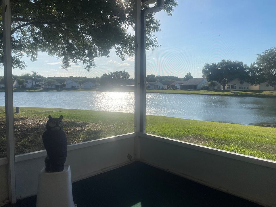 Peaceful private screened patio overlooking lake