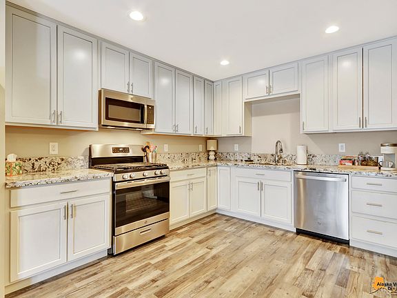 3rd image of 551 W Holiday Dr