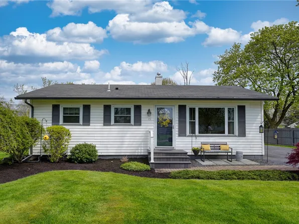 15 Rodney Dr, Honeoye Falls, NY 14472