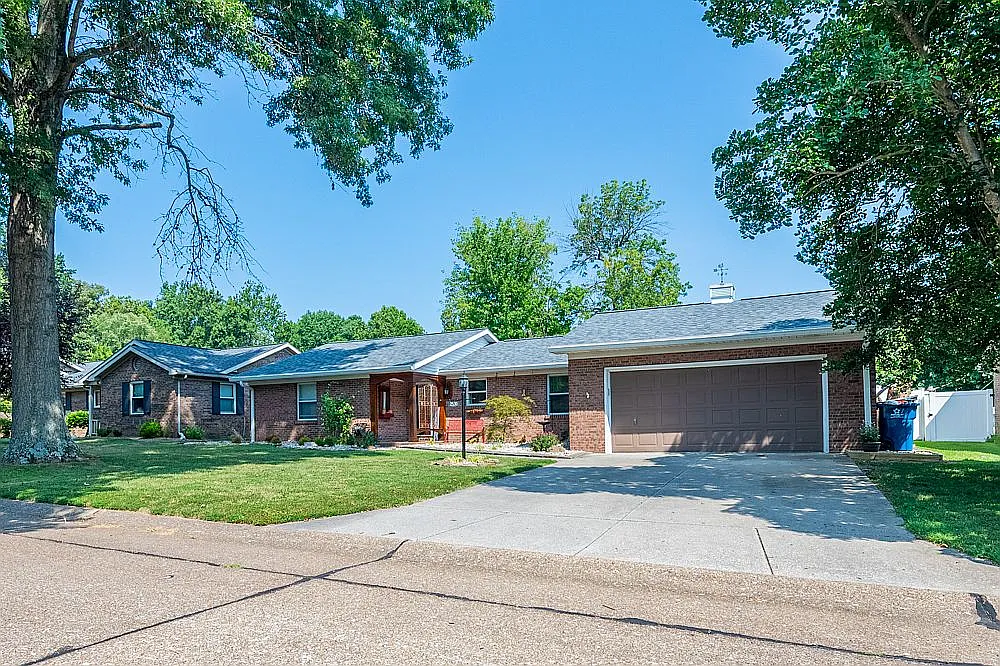 2530 Deerfield Dr photo 1