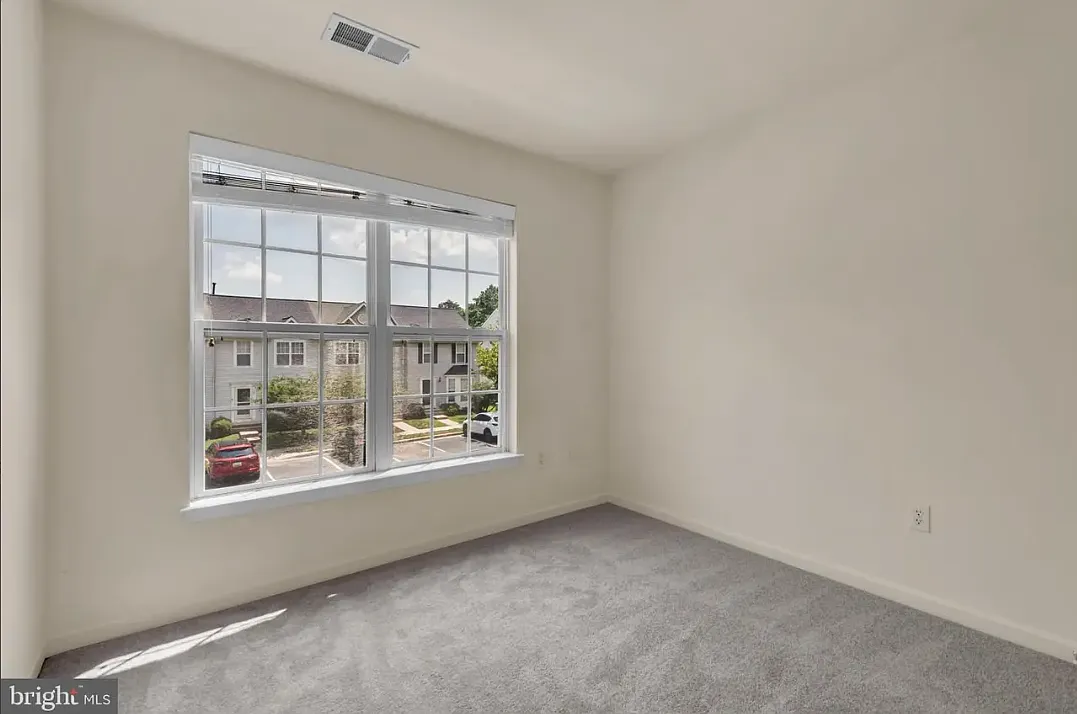 702 Horse Chestnut Ct — Photo 4