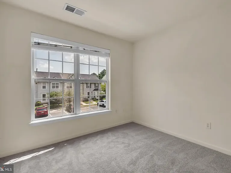 702 Horse Chestnut Ct — Photo 4