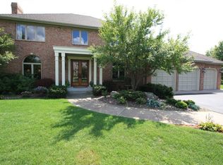 17 Scotch Pine Ct, North Oaks, MN 55127