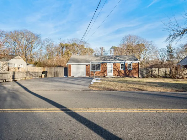 1695 N Thompson Drive, Bay Shore, NY 11706