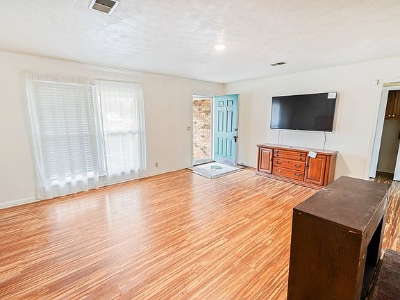 5th image of 313 Rosemary St