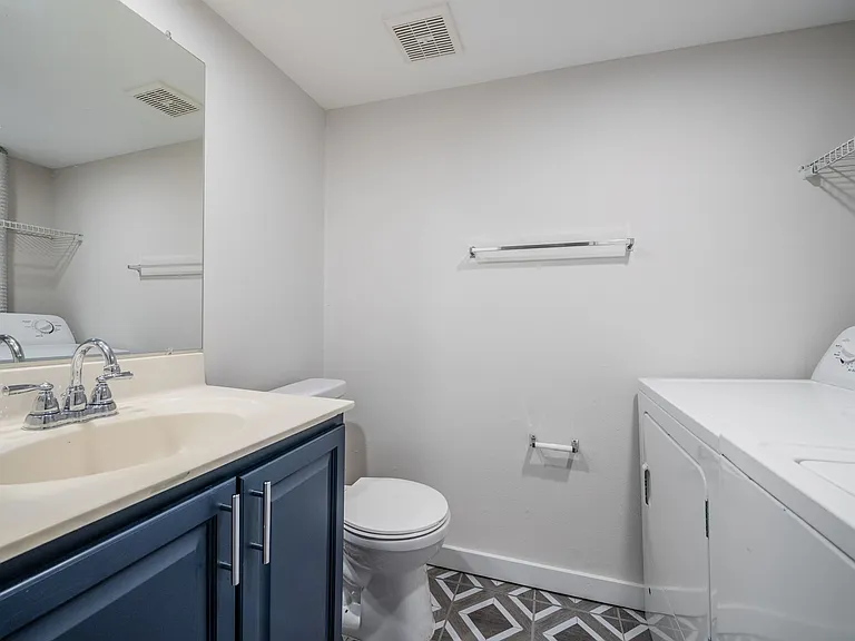 The Oaks Apartments — Photo 25