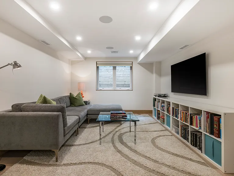 19 Hillside Ave — Photo 7