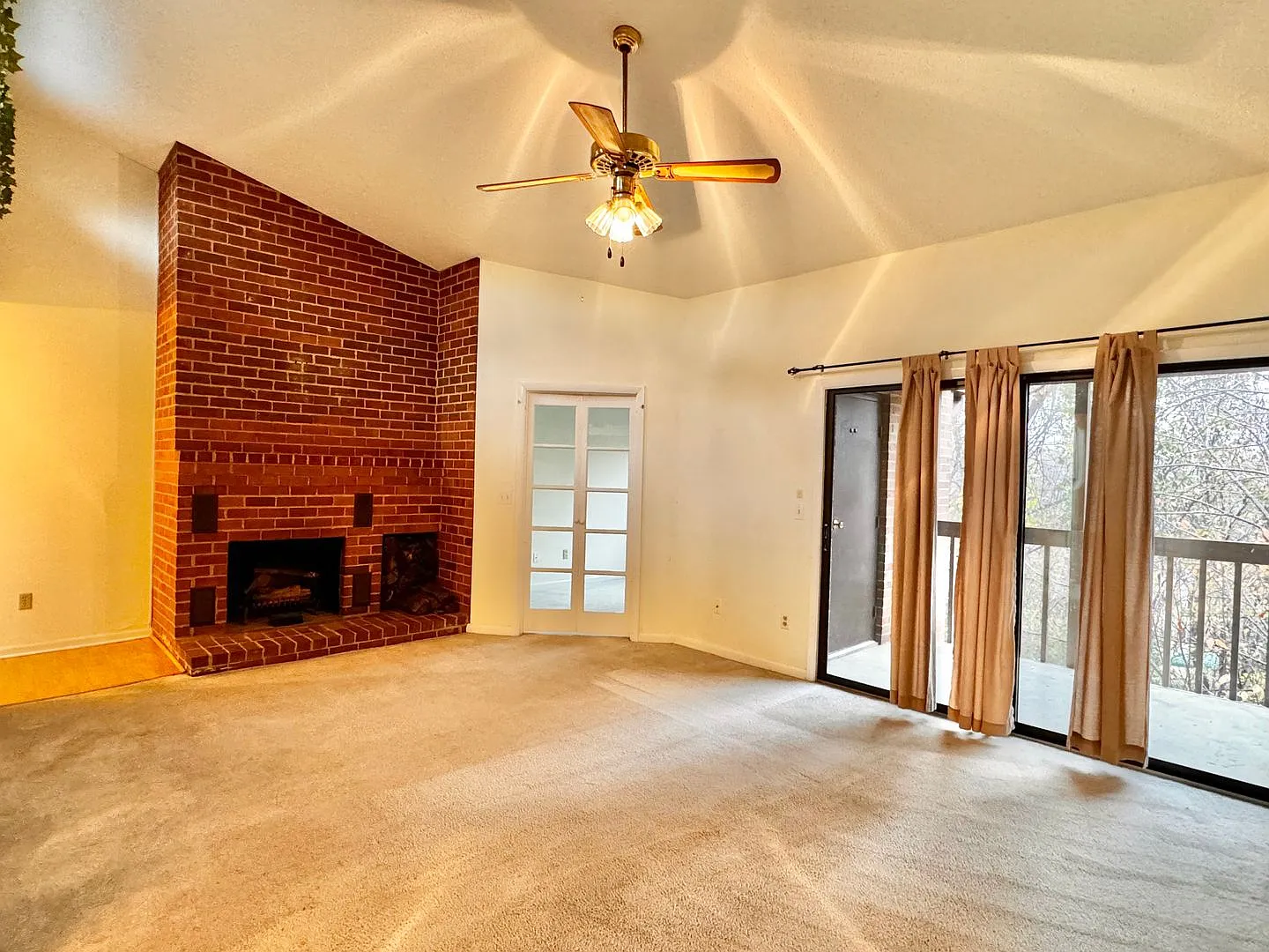 2 Bedroom/2 Bath Condo near shopping with den, community Pool and more! — Photo 3