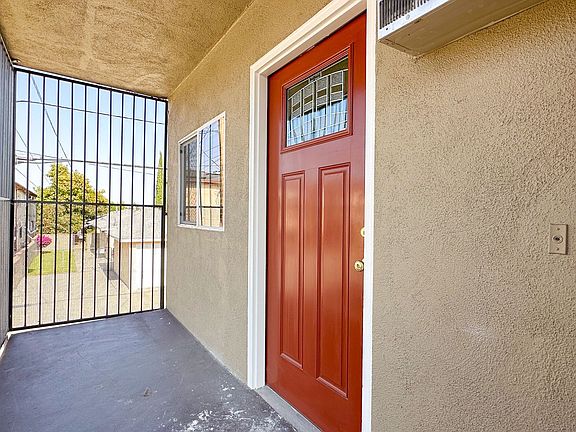 5th image of 916 S Marguerita Ave #K