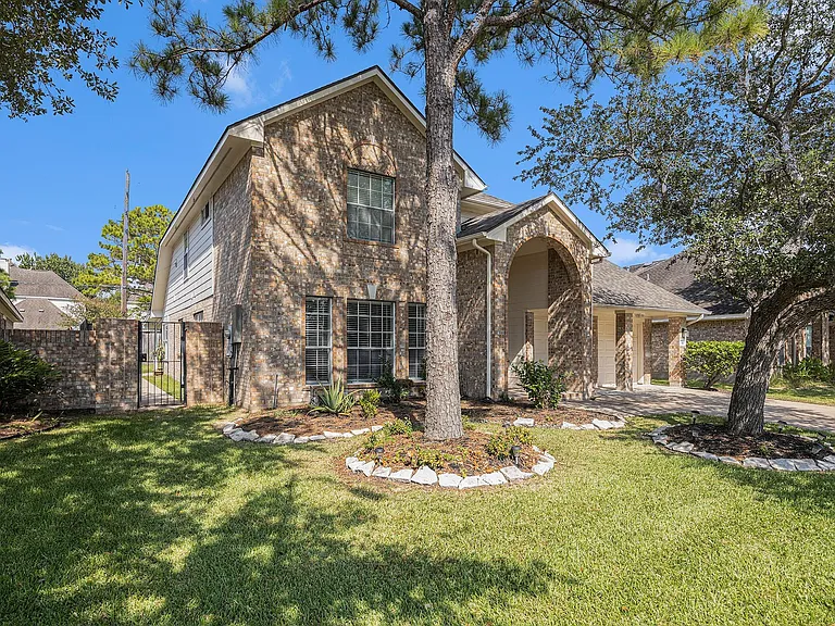 3603 NE Beacon Hill Dr — Photo 2