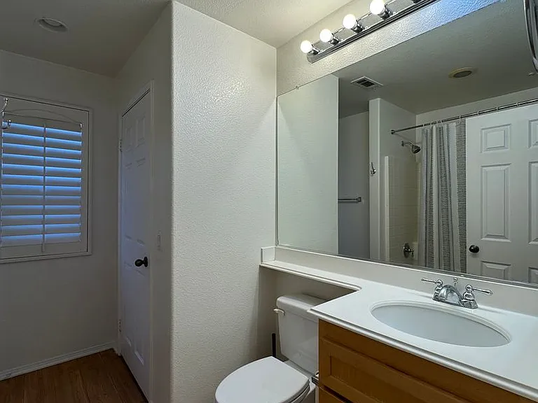 616 E Walnut St — Photo 23