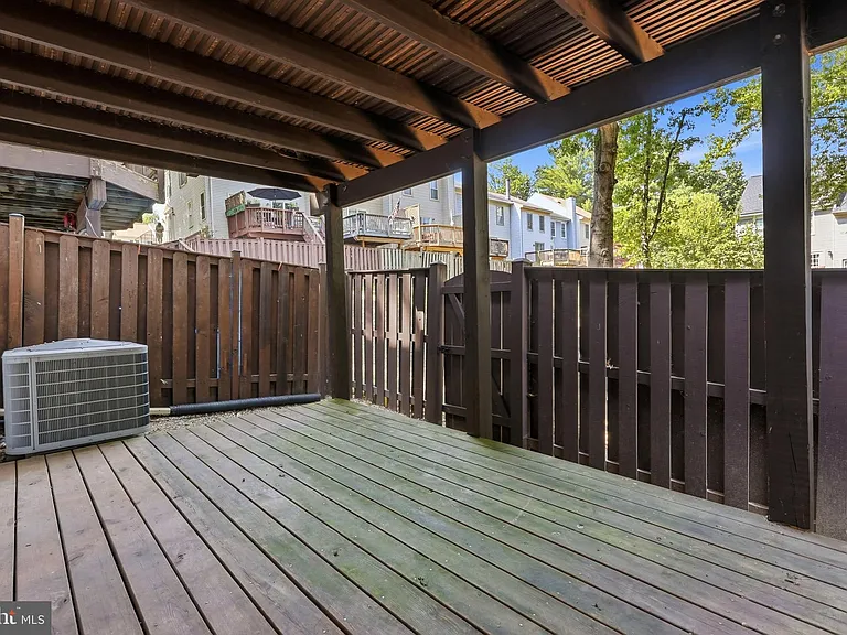 7691 Northern Oaks Ct — Photo 37