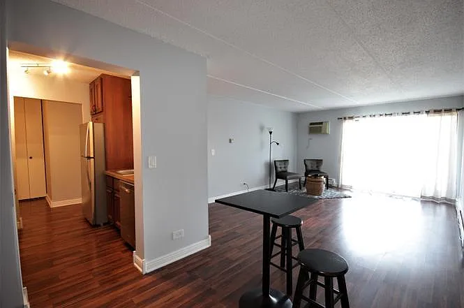 300 W Fullerton Ave — Photo 2
