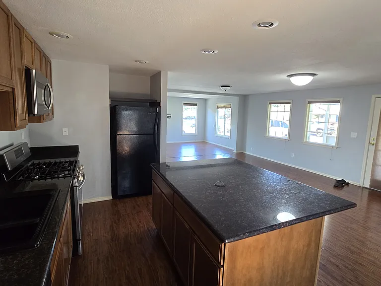 702 Montgomery St — Photo 10