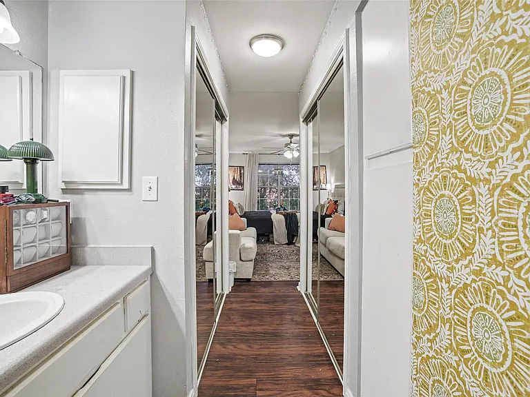 501 W 26th St #210 — Photo 15